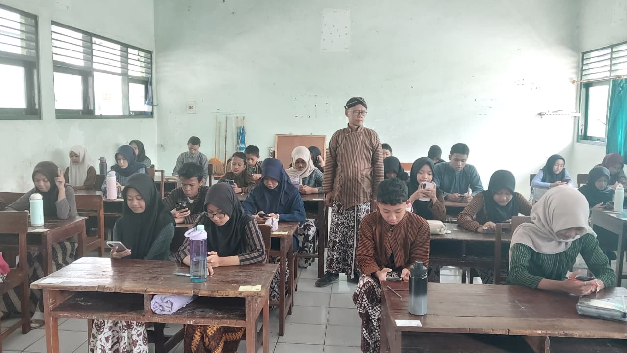 Semarak Hari Jadi Kulon Progo ke-75, Warga MTsN 6 Kulon Progo Kenakan Pakaian Adat Yogyakarta